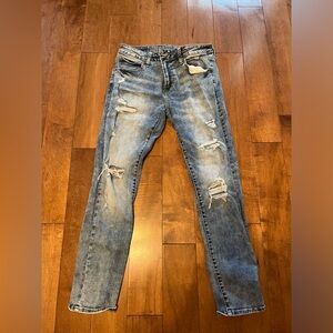 AMERICAN EAGLE RIPPED SKINNY JEANS